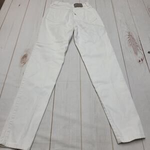 Vintage Levis 900 series white high rise tapered mom jeans